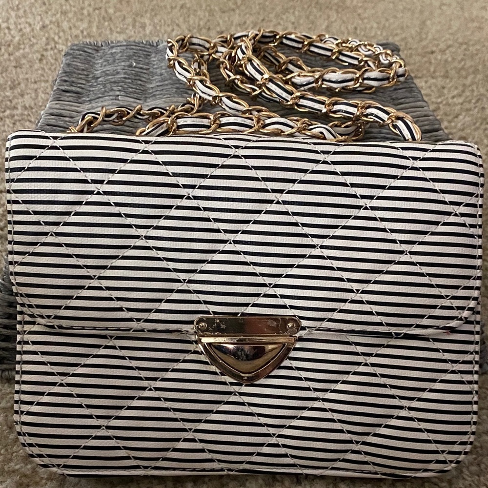 🔹STREET LEVEL Super cute striped purse